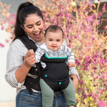 Nosič pre dieťa Flip Advanced 4v1 Convertible Carrier Black Denim Infantino 4 spôsoby nosenia čierny od 3,6-14,5 kg od 0 mes