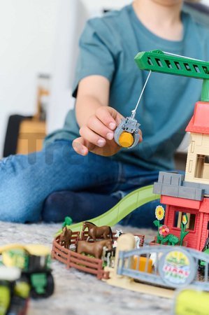 Garáž farma so stajňou 2 poschodová Farmyard Majorette s 8 figúrkami zvieratiek a 2 traktory od 5 rokov MJ3009000