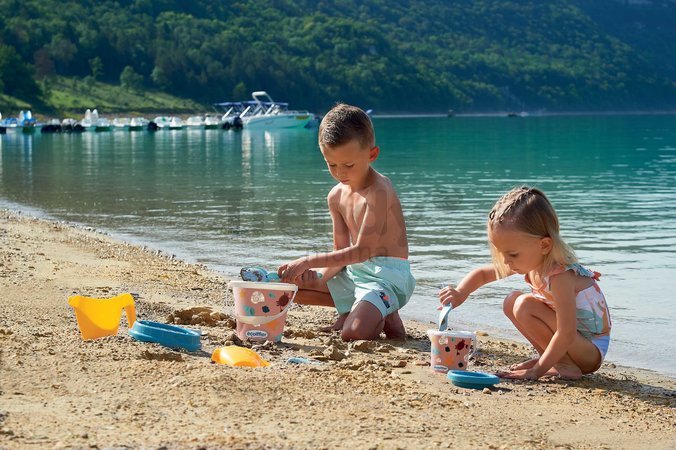 Vedro set s krhlou Mušľa Beach Écoiffier s lopatkou hrabličkami a formičkou (výška 17 cm) 6 dielov od 18 mes