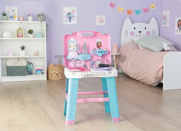 Kuchynka v kufríku Gabby Kitchen Smoby prenosná so 16 doplnkami a kartičky s receptami