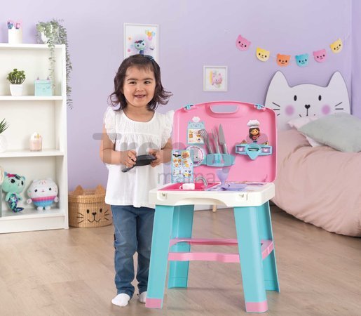 Kuchynka v kufríku Gabby Kitchen Smoby prenosná so 16 doplnkami a kartičky s receptami