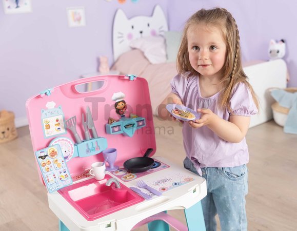 Kuchynka v kufríku Gabby Kitchen Smoby prenosná so 16 doplnkami a kartičky s receptami