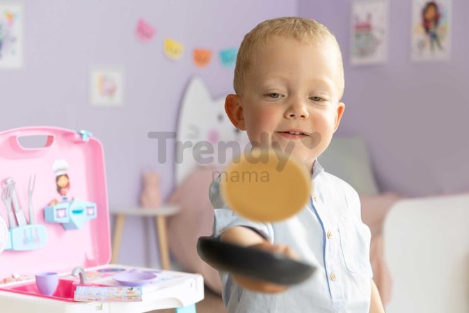 Kuchynka v kufríku Gabby Kitchen Smoby prenosná so 16 doplnkami a kartičky s receptami