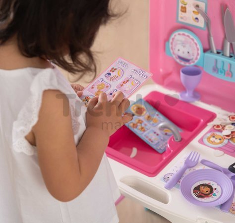 Kuchynka v kufríku Gabby Kitchen Smoby prenosná so 16 doplnkami a kartičky s receptami
