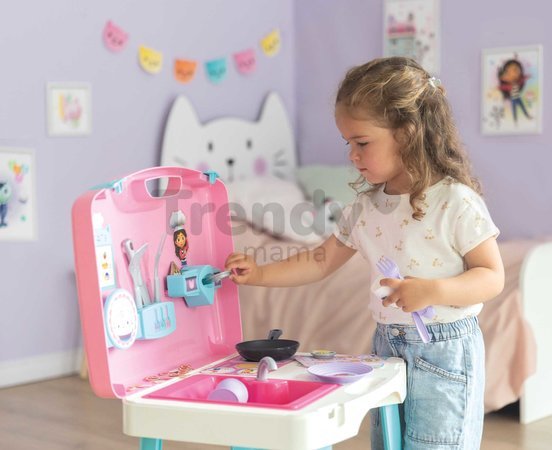 Kuchynka v kufríku Gabby Kitchen Smoby prenosná so 16 doplnkami a kartičky s receptami