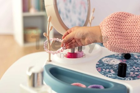 Kozmetický stolík s odnímateľným zrkadlom My Beauty Studio Smoby otvárateľné priehradky a stromčeky na zavesenie šperkov a 15 doplnkov