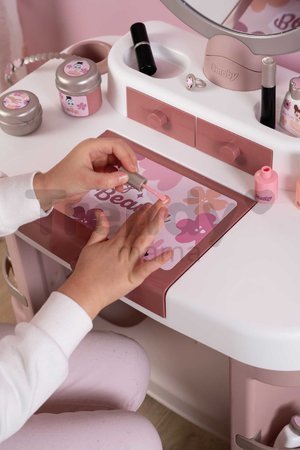 Kozmetický stolík s nastaviteľným zrkadlom My Beauty Dressing Table Smoby so stoličkou a 15 skrášľujúcimi doplnkami