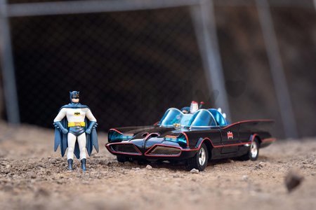 Autíčko Batman Classic Batmobile 1966 Deluxe Jada kovové s otvárateľnými dverami a 4 figúrkami dĺžka 19 cm 1:24