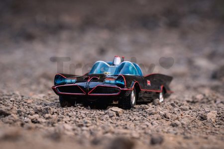 Autíčko Batman Classic Batmobile 1966 Deluxe Jada kovové s otvárateľnými dverami a 4 figúrkami dĺžka 19 cm 1:24