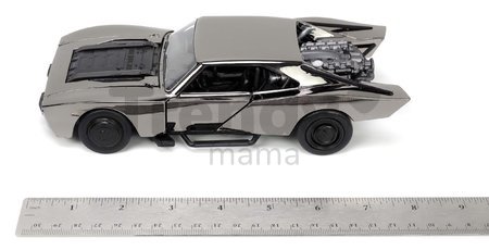 Autíčko Batman Batmobile 2022 Comic Con Jada kovové s otvárateľnými dverami a figúrkou Batmana dĺžka 19 cm 1:24