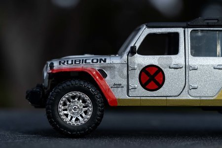 Autíčko Marvel X-Men 2020 Jeep Gladiator Jada kovové s otvárateľnými dverami a figúrkou Colossus dĺžka 14 cm 1:32