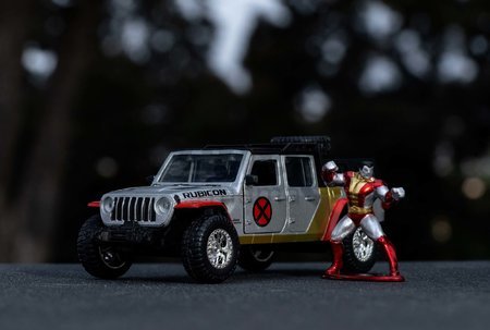 Autíčko Marvel X-Men 2020 Jeep Gladiator Jada kovové s otvárateľnými dverami a figúrkou Colossus dĺžka 14 cm 1:32