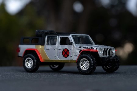 Autíčko Marvel X-Men 2020 Jeep Gladiator Jada kovové s otvárateľnými dverami a figúrkou Colossus dĺžka 14 cm 1:32