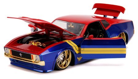 Autíčko Marvel Ford Mustang Mach 1973 Jada kovové s otvárateľnými časťami a figúrkou Captain Marvel 18 cm dĺžka 1:24