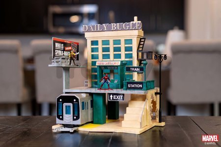 Stavebnica Marvel Spiderman NYC Deluxe Nano Scene Jada s 2 figúrkami Jonah Jameson a Spiderman 20 cm od 5 rokov