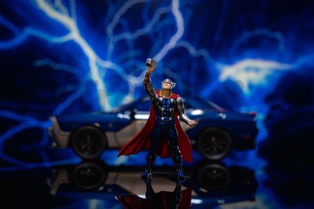 Autíčko Marvel Dodge Challenger SRT Hellcat Jada kovové s otvárateľnými časťami a figúrkou Thor dĺžka 20 cm 1:24