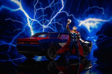 Autíčko Marvel Dodge Challenger SRT Hellcat Jada kovové s otvárateľnými časťami a figúrkou Thor dĺžka 20 cm 1:24