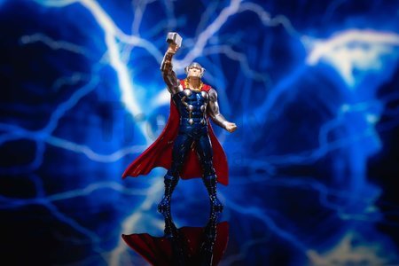 Autíčko Marvel Dodge Challenger SRT Hellcat Jada kovové s otvárateľnými časťami a figúrkou Thor dĺžka 20 cm 1:24