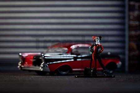 Autíčko DC Chevy Bel Air 1957 Jada kovové s otvárateľnými dverami a figúrkou Harley Quinn dĺžka 13 cm 1:32