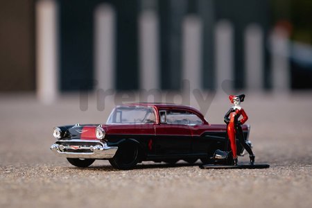 Autíčko DC Chevy Bel Air 1957 Jada kovové s otvárateľnými dverami a figúrkou Harley Quinn dĺžka 13 cm 1:32