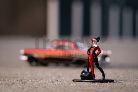 Autíčko DC Chevy Bel Air 1957 Jada kovové s otvárateľnými dverami a figúrkou Harley Quinn dĺžka 13 cm 1:32