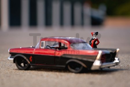 Autíčko DC Chevy Bel Air 1957 Jada kovové s otvárateľnými dverami a figúrkou Harley Quinn dĺžka 13 cm 1:32