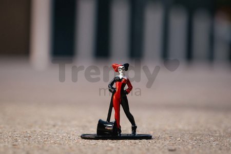 Autíčko DC Chevy Bel Air 1957 Jada kovové s otvárateľnými dverami a figúrkou Harley Quinn dĺžka 13 cm 1:32