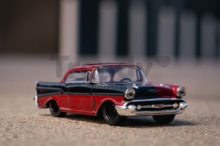 Autíčko DC Chevy Bel Air 1957 Jada kovové s otvárateľnými dverami a figúrkou Harley Quinn dĺžka 13 cm 1:32