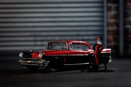 Autíčko DC Chevy Bel Air 1957 Jada kovové s otvárateľnými dverami a figúrkou Harley Quinn dĺžka 13 cm 1:32