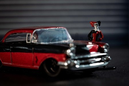 Autíčko DC Chevy Bel Air 1957 Jada kovové s otvárateľnými dverami a figúrkou Harley Quinn dĺžka 13 cm 1:32
