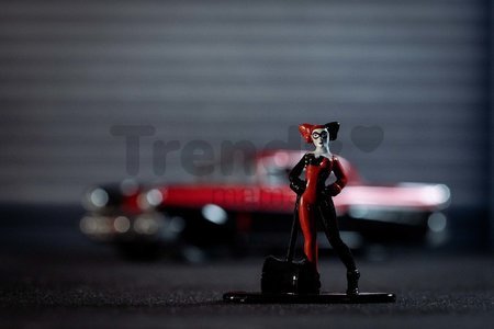 Autíčko DC Chevy Bel Air 1957 Jada kovové s otvárateľnými dverami a figúrkou Harley Quinn dĺžka 13 cm 1:32