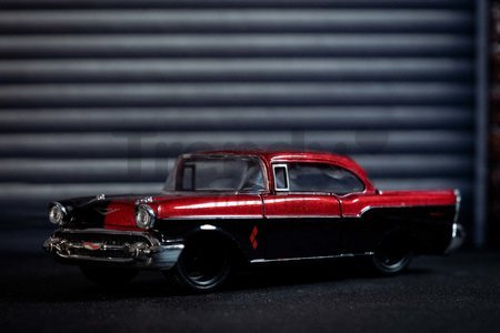 Autíčko DC Chevy Bel Air 1957 Jada kovové s otvárateľnými dverami a figúrkou Harley Quinn dĺžka 13 cm 1:32