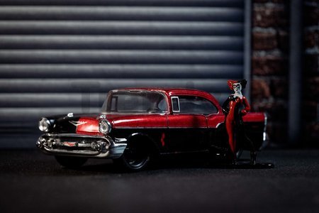 Autíčko DC Chevy Bel Air 1957 Jada kovové s otvárateľnými dverami a figúrkou Harley Quinn dĺžka 13 cm 1:32
