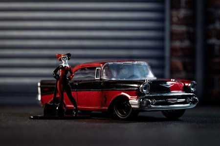Autíčko DC Chevy Bel Air 1957 Jada kovové s otvárateľnými dverami a figúrkou Harley Quinn dĺžka 13 cm 1:32