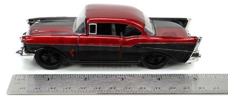Autíčko DC Chevy Bel Air 1957 Jada kovové s otvárateľnými dverami a figúrkou Harley Quinn dĺžka 13 cm 1:32