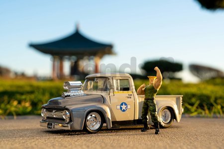 Autíčko Street Fighter Ford Pickup 1956 Jada kovové s otvárateľnými časťami a figúrkou Guile dĺžka 20 cm 1:24