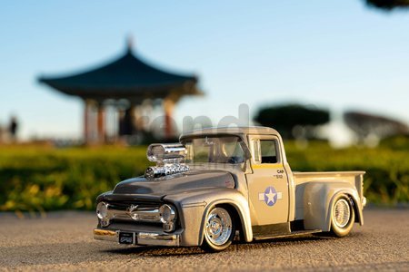 Autíčko Street Fighter Ford Pickup 1956 Jada kovové s otvárateľnými časťami a figúrkou Guile dĺžka 20 cm 1:24