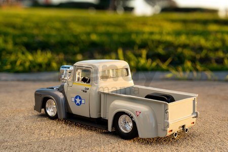 Autíčko Street Fighter Ford Pickup 1956 Jada kovové s otvárateľnými časťami a figúrkou Guile dĺžka 20 cm 1:24