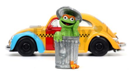 Autíčko Sesame Street VW Beetle 1959 Jada kovové s otvárateľnými časťami a figúrkou Oscar dĺžka 16,5 cm 1:24