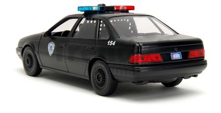 Autíčko RoboCop Ford Taurus 1986 Jada kovové s otvárateľnými časťami a figúrkou Robocop dĺžka 20 cm 1:24