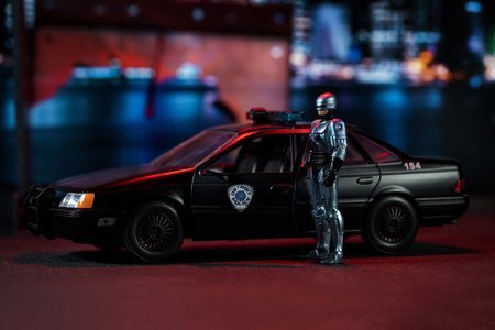 Autíčko RoboCop Ford Taurus 1986 Jada kovové s otvárateľnými časťami a figúrkou Robocop dĺžka 20 cm 1:24