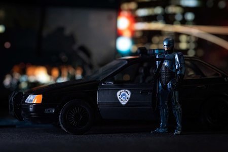 Autíčko RoboCop Ford Taurus 1986 Jada kovové s otvárateľnými časťami a figúrkou Robocop dĺžka 20 cm 1:24