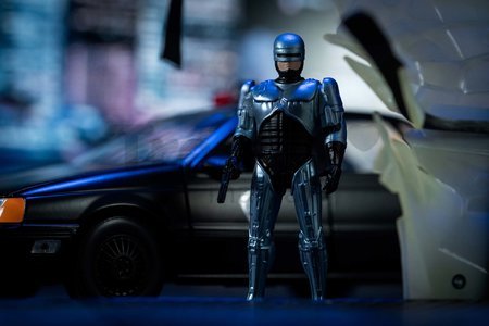 Autíčko RoboCop Ford Taurus 1986 Jada kovové s otvárateľnými časťami a figúrkou Robocop dĺžka 20 cm 1:24