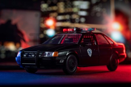 Autíčko RoboCop Ford Taurus 1986 Jada kovové s otvárateľnými časťami a figúrkou Robocop dĺžka 20 cm 1:24