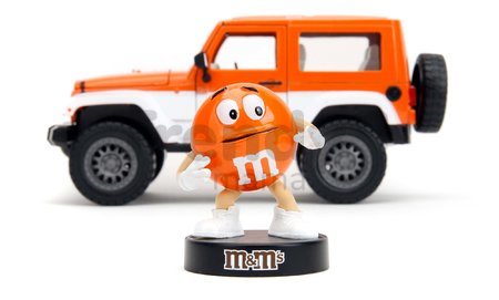 Autíčko Jeep Wrangler 2007 M&M Jada kovové s otvárateľnými dverami a figúrka Orange dĺžka 18 cm 1:24