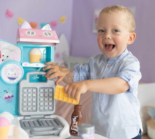 Hravá kuchárka na výrobu zmrzliny s vaflovačom Gabby Ice Cream Factory Smoby s kornútkami a zmrzlinovým pohárom 20 doplnkov