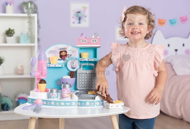Hravá kuchárka na výrobu zmrzliny s vaflovačom Gabby Ice Cream Factory Smoby s kornútkami a zmrzlinovým pohárom 20 doplnkov