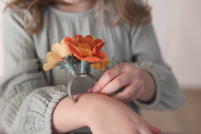 Náhradný materiál na výrobu kvetinových šperkov Crea Flower Jewelry Refill Smoby s bižutériou a kvetinovými lupienkami 98 doplnkov