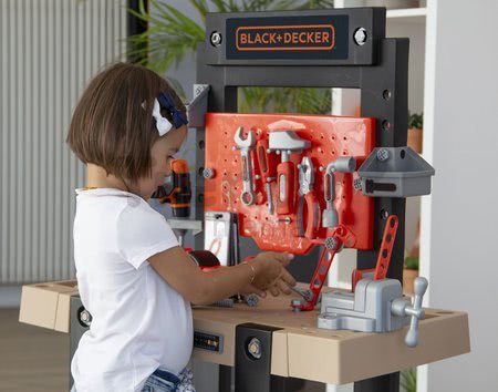 Pracovná dielňa Black+Decker Smoby s mechanickou vŕtačkou a autíčkom s 92 doplnkami