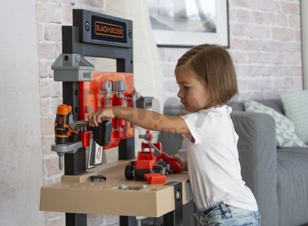 Pracovná dielňa Black+Decker Smoby s mechanickou vŕtačkou a autíčkom s 92 doplnkami